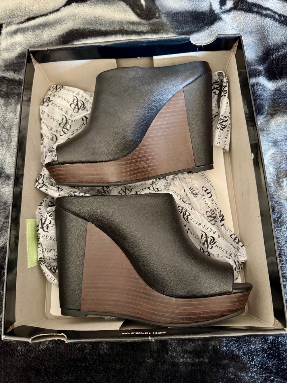 Rock & Republic Women’s Vintage Black Leather Wedge Peep-Toe Booties
